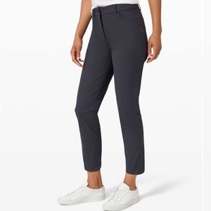 City Sleek 5 Pocket 7/8 Pant
Obsidian size 4